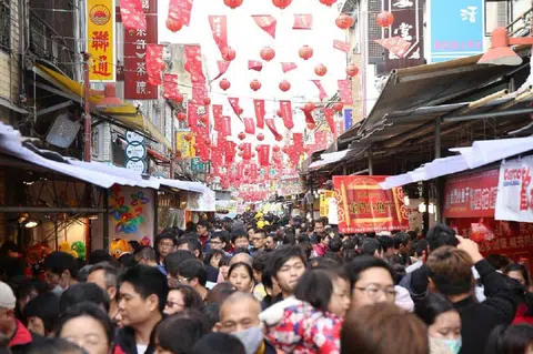 台北年货大街是群众感受浓郁新年气息的地方。（互联网）
