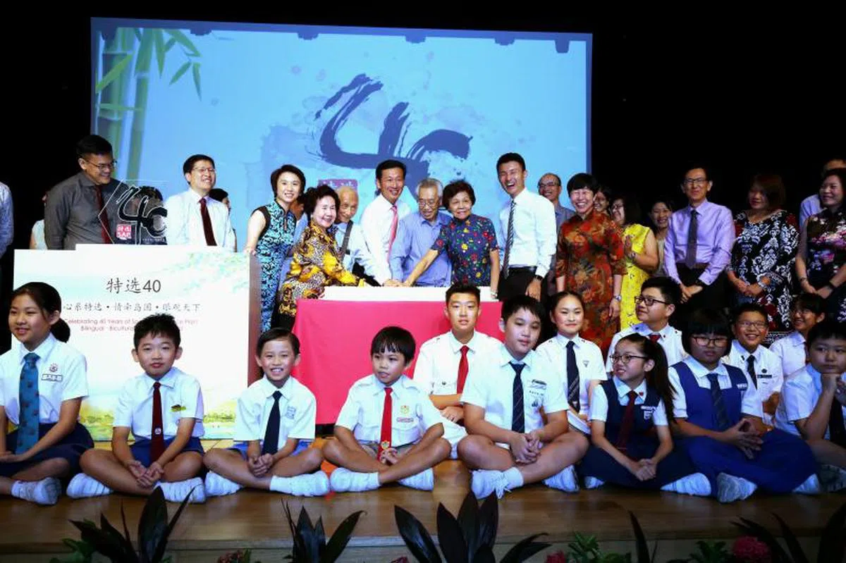 前教育部长王乙康（左六）2020年2月出席特选中学成立40周年纪念活动，与特选中学历任校长上台切蛋糕。（联合晚报） 