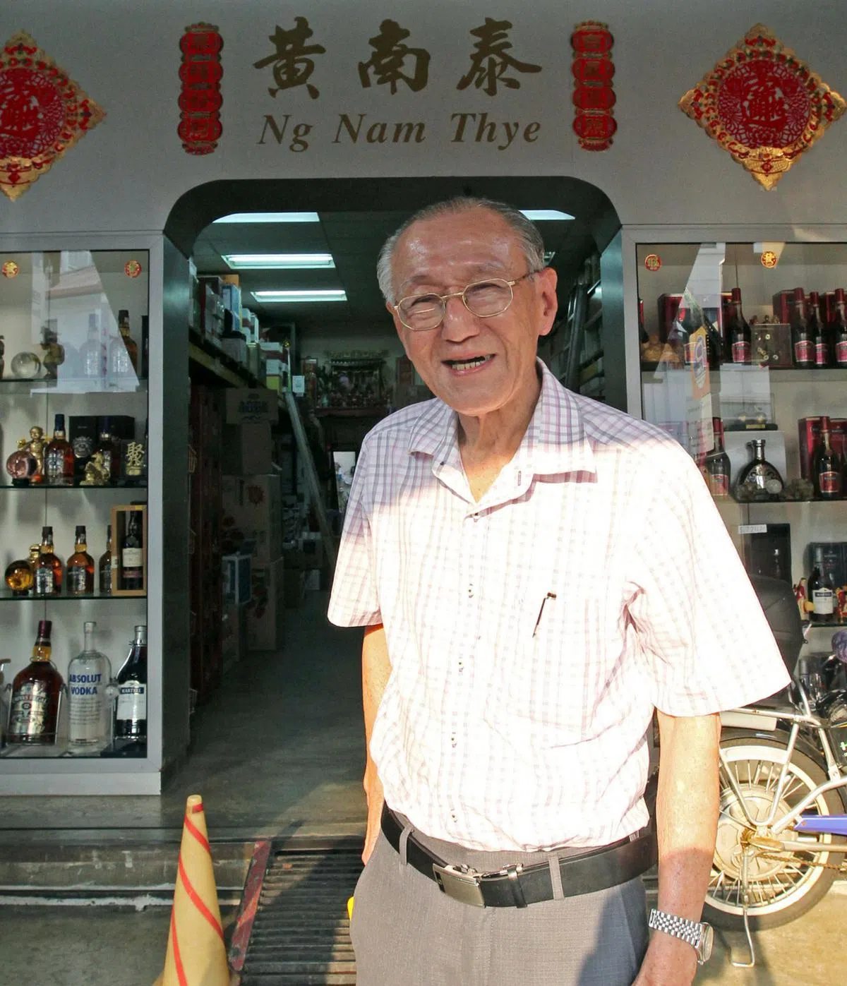 黄南泰酒庄第三代传人黄妙基2014年在店前留影。（联合晚报）
