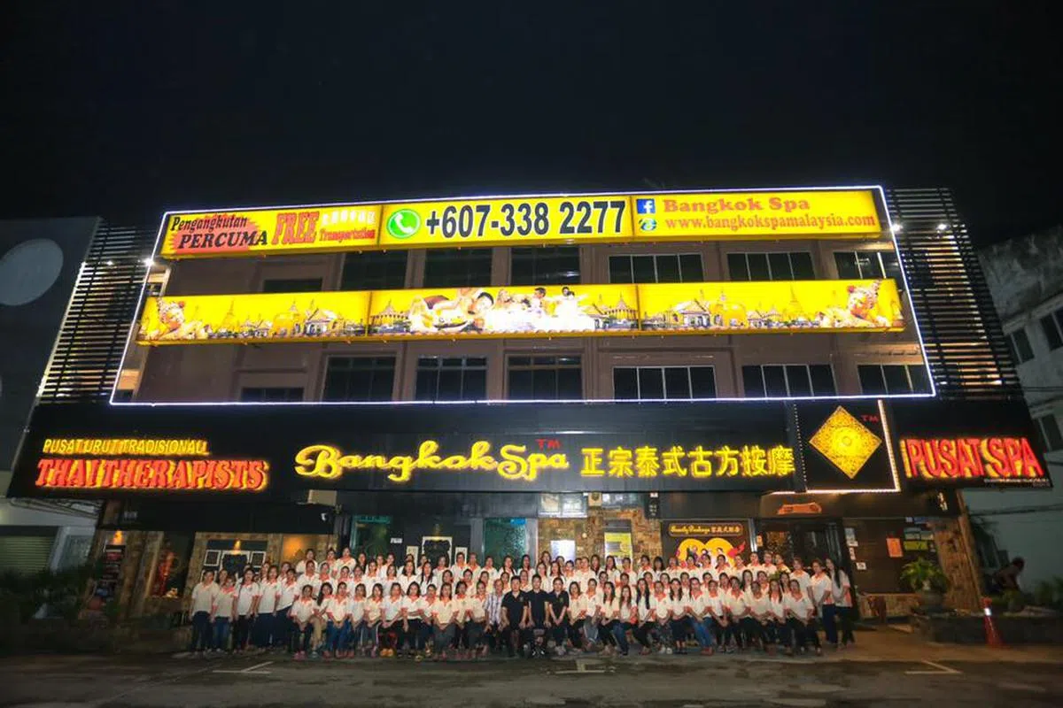 哇！看这强大的阵容，这里的生意果然很好。（正宗泰式古式按摩面簿） 