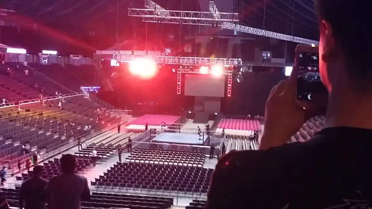  美国职业摔跤(WWE)也来新加坡举行比赛（视频截图） 