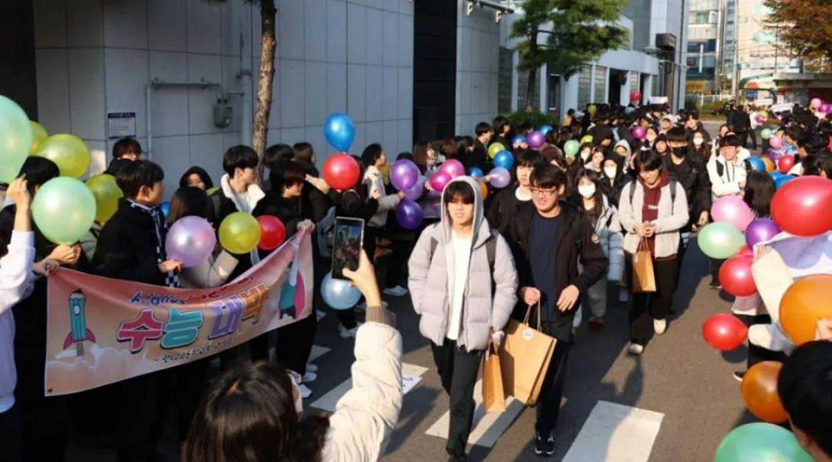 夹道欢迎。（韩国先驱报）