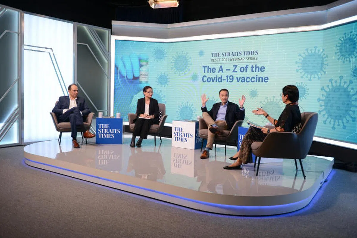  《海峡时报》昨天举办线上论坛"The A-Z of the Covid-19 vaccine"，邀请专家解答冠病疫苗课题。 左起：新加坡制药业协会主席阿希什帕尔、林宝莲教授、杜克-国大医学院新发传染病重点研究项目副主任黄英勇教授、主持人高级医药专线记者哈利克。（海峡时报） 