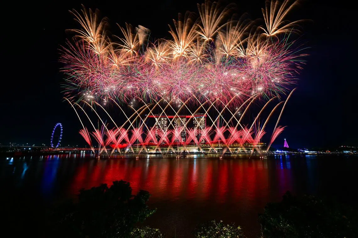 滨海湾跨年烟花从2024年12月31日晚上11时零5分开始，分四个章节呈现，总时长约30分钟。（新明日报）