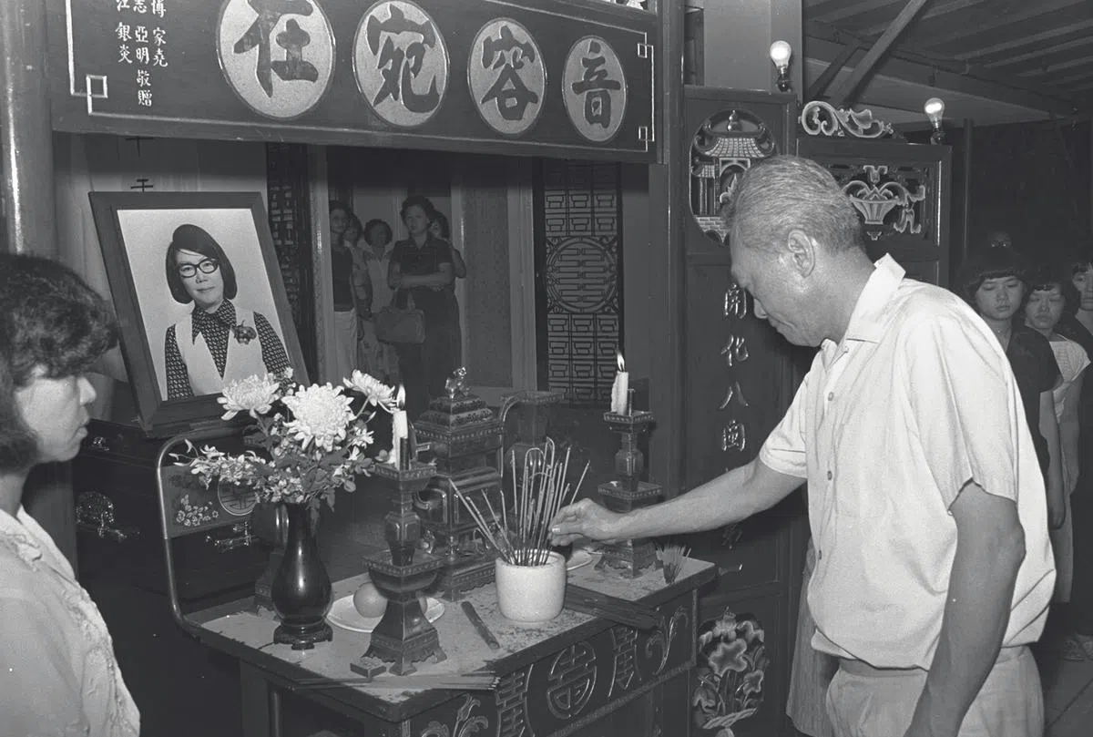 李光耀到陈翠嫦的灵堂上香。（海峡时报）
