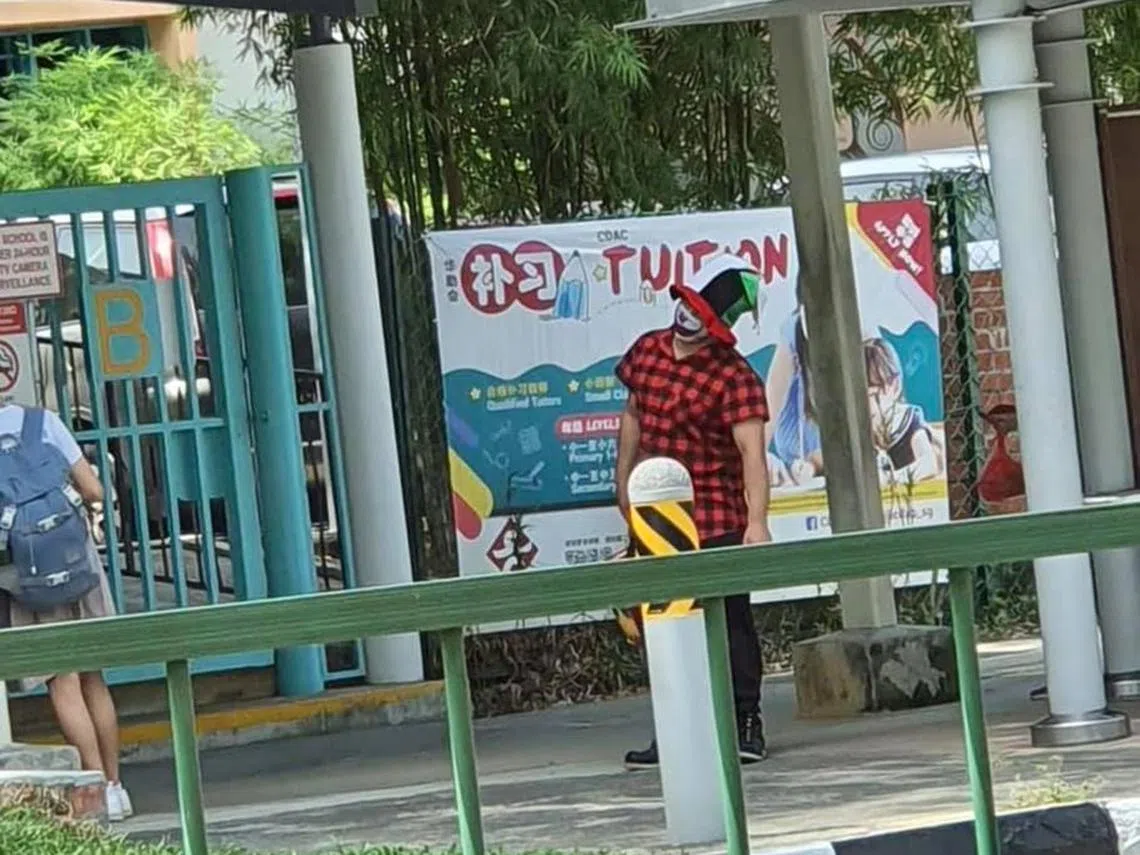 本地一家叫Speech Academy Asia的公司为了招徕生意，派出员工装扮成小丑，在东部几间小学门口向学生（也有家长）派传单，过程中可能还有说话搭讪。（陈川仁面簿截图）