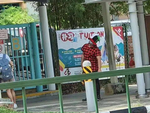 本地一家叫Speech Academy Asia的公司为了招徕生意，派出员工装扮成小丑，在东部几间小学门口向学生（也有家长）派传单，过程中可能还有说话搭讪。（陈川仁面簿截图）