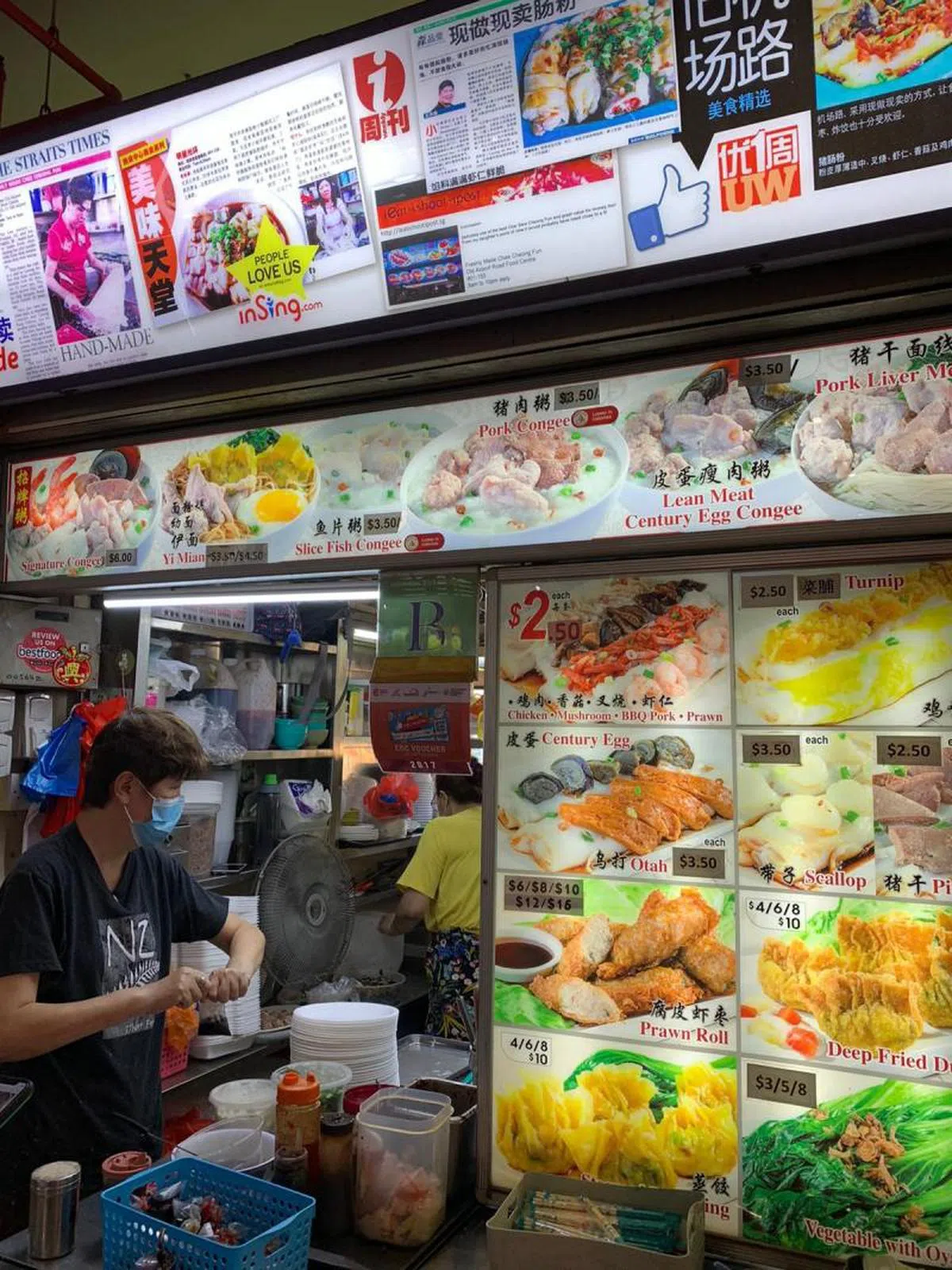  旧机场路熟食中心内的现做现卖猪肠粉。（叶孝忠摄） 