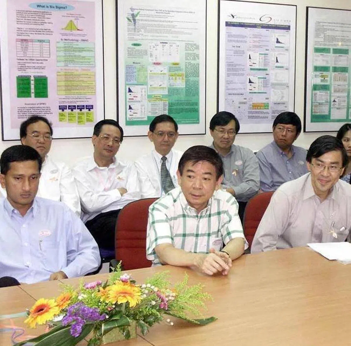  17年前，我们一起应战沙斯（SARS），那也是我第一次遇见佘文民，他那时出任新科电子的主席。我们必须迅速行动、开发新的诊断仪器、找出接触者并追踪他们的行动，跟我们现在应对冠病19疫情的情况很相似。佘文民目前是SMRT主席，近几年是我在提升轨道可靠度上的好伙伴。（佘文民提供） 