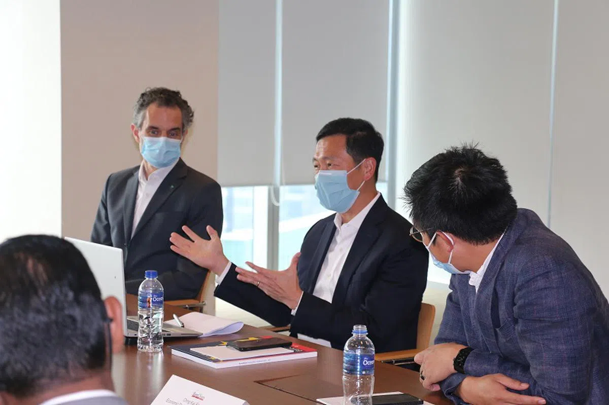  卫生部长王乙康（右一）8月20日在欧洲商会的闭门对话会上讲话。（欧洲商会） 