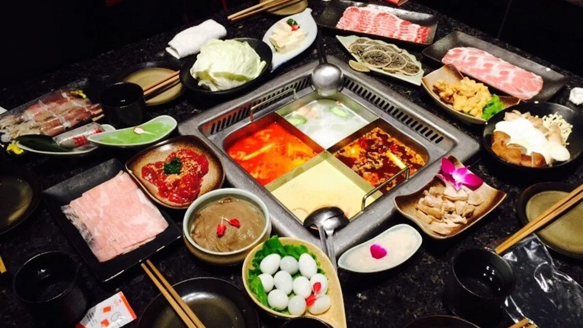  智能厨房能够精准调配出符合食客口味的汤底和酱料。（TVBS） 