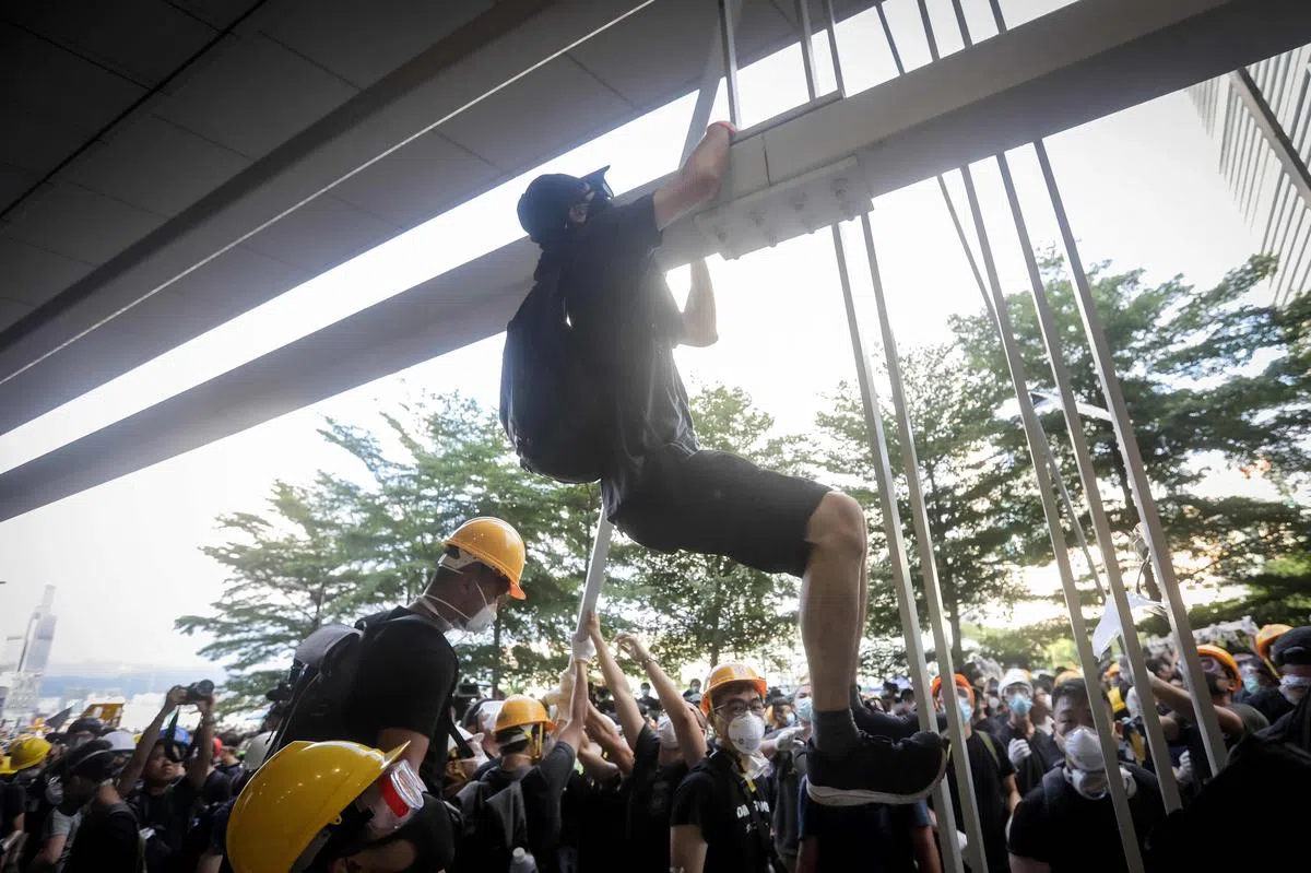  示威者从几处对立法会大楼展开冲击。（法新社） 