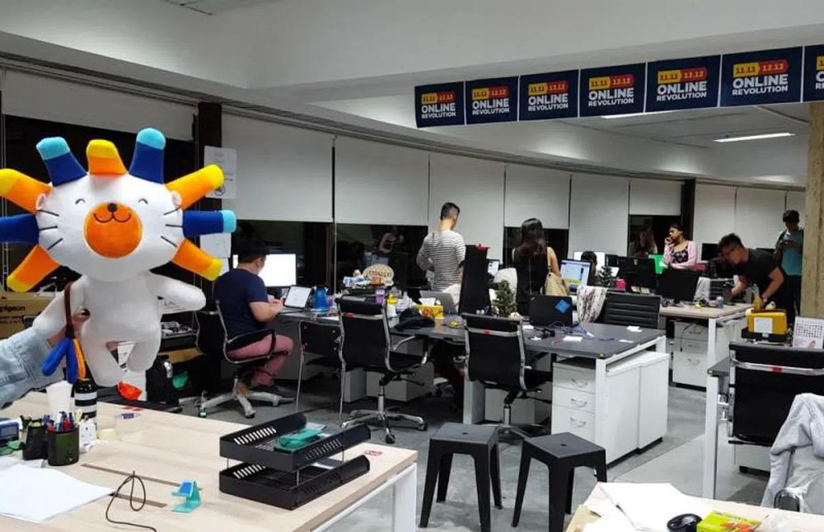 Jeremy从前在新加坡的一家律师行工作，晚上7点过后，办公室还有很多同事还未下班。（Jeremy Yap）
