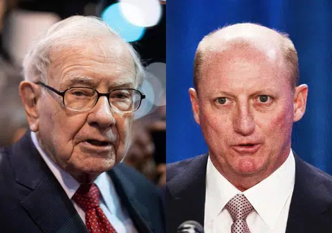 巴菲特（左）宣布将由阿贝尔（右）接班。（红蚂蚁制图）
