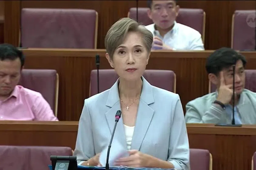 数码发展及资讯部长杨莉明回应国会议员李乃怡，关于政府是否关心Stomp平台可能影响公共信任的问题。