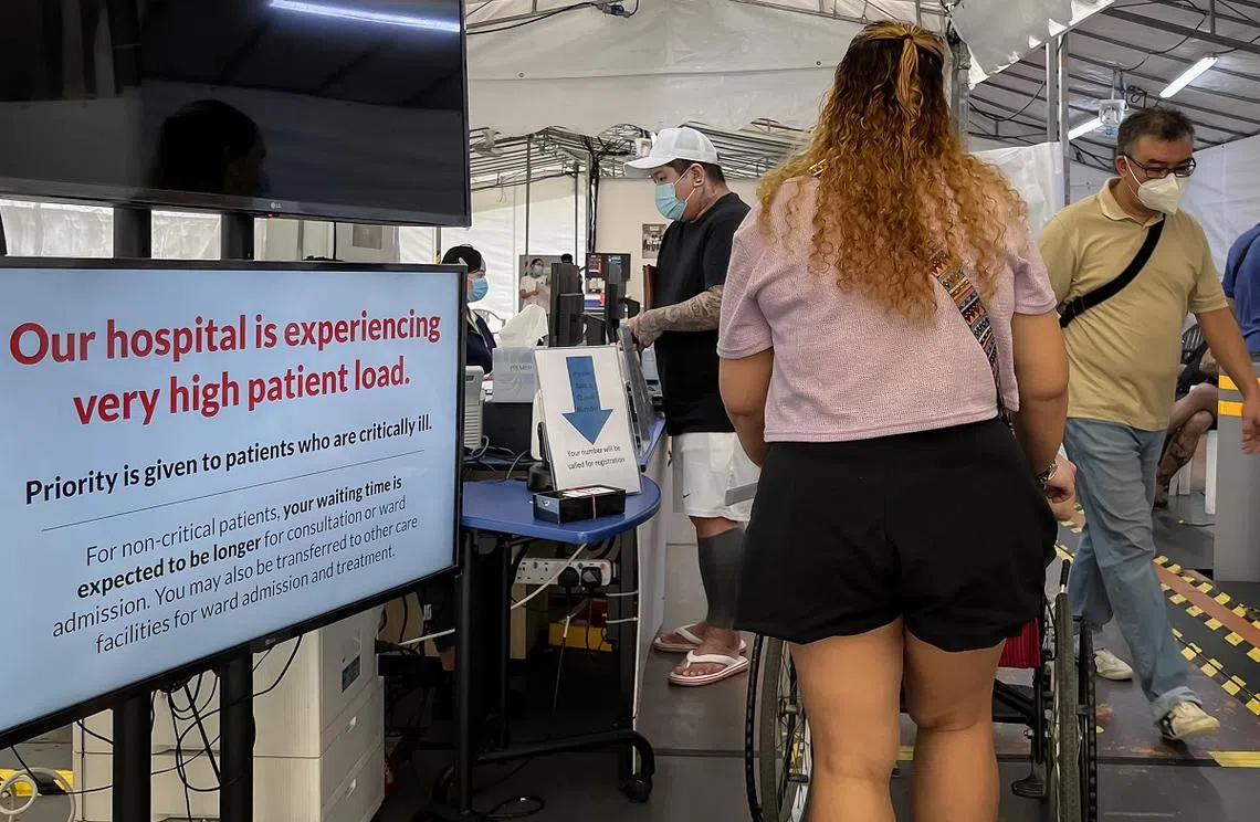 邱德拔医院的急诊部门，可见电视荧幕上显示医院接诊的病患人数过多，非紧急病例的等候时间预计会比较长。（海峡时报）