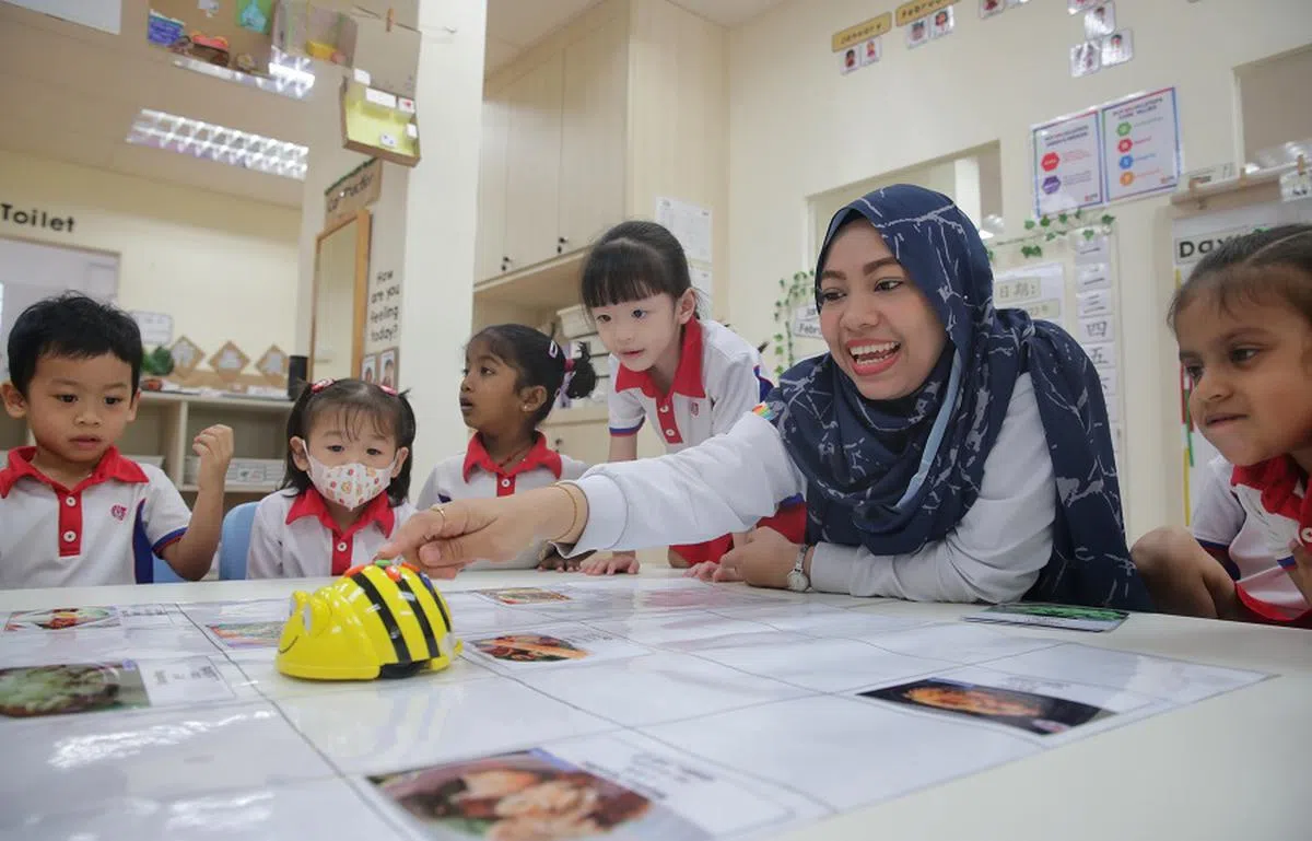 受访的前幼儿园教师表示，幼儿园有一套管教学生的指导原则，老师必须能够加以灵活运用。（海峡时报）