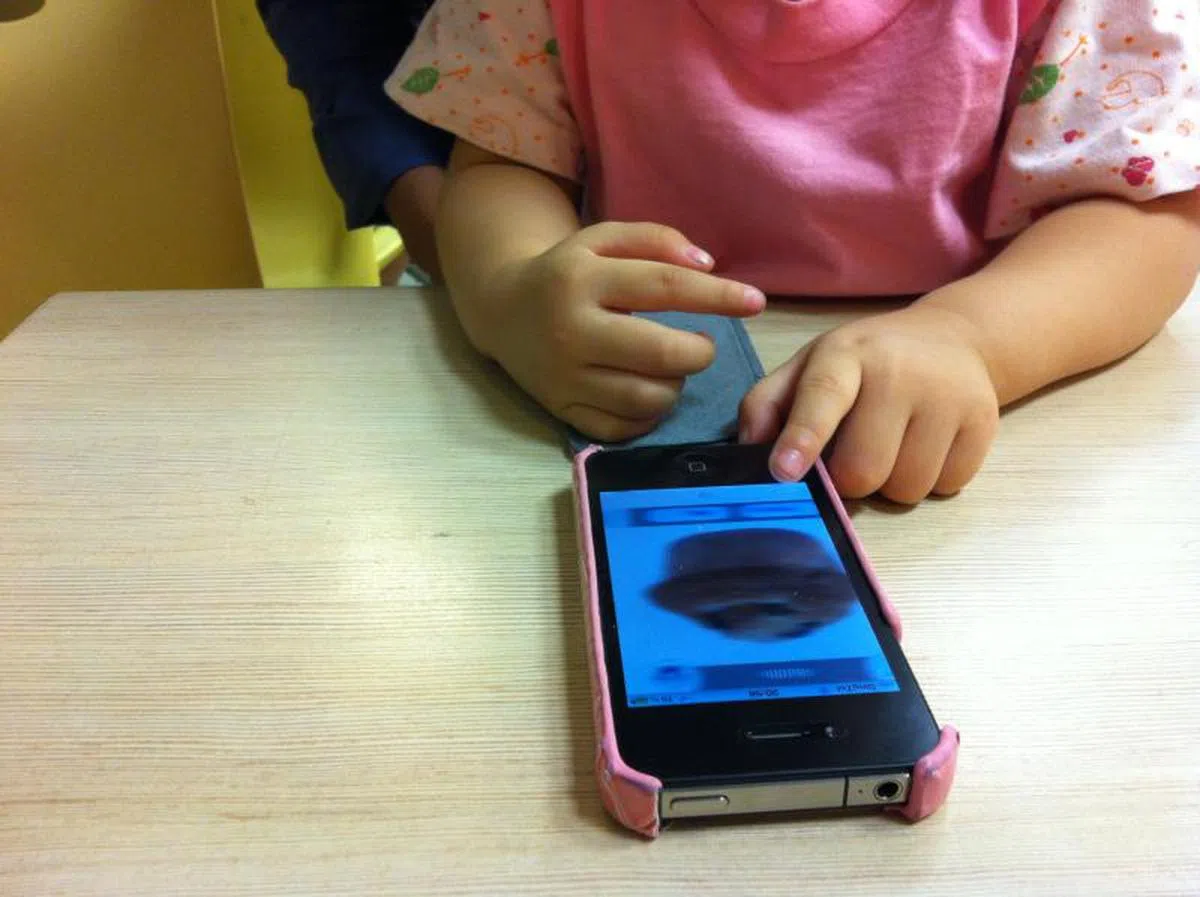  最早18个月让孩子接触智能手机或平板电脑？这是认真的吗？（海峡时报） 