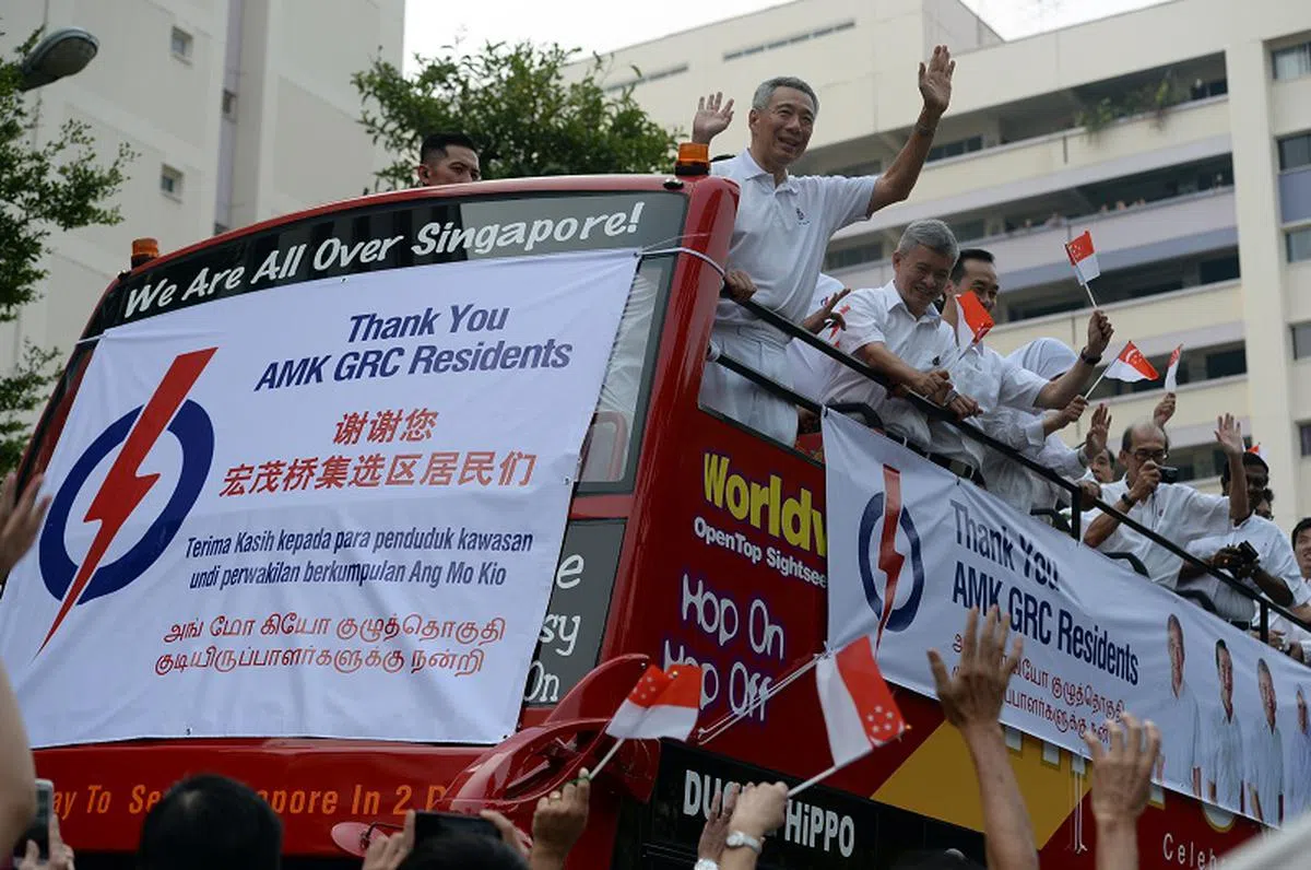 李显龙总理在2015年大选胜选后答谢宏茂桥集选区的选民。（海峡时报）