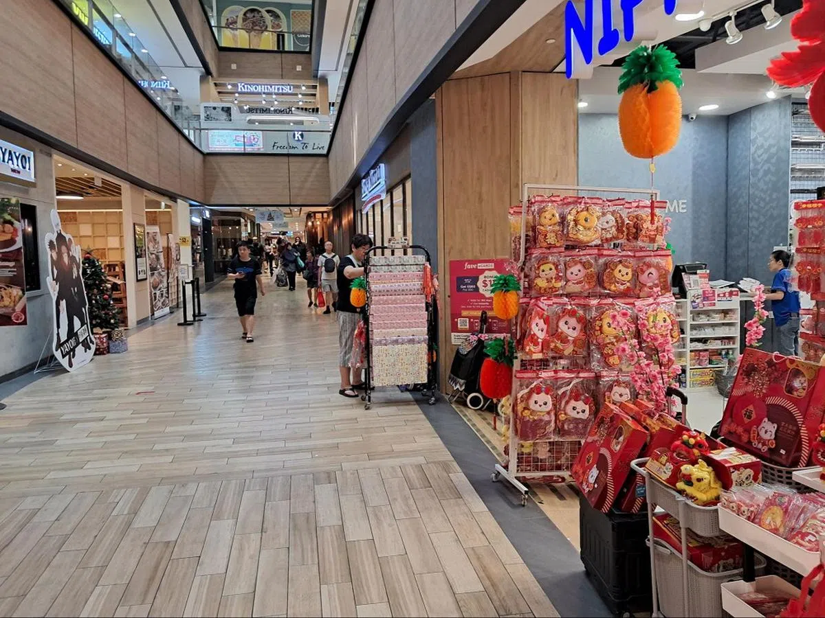 右边这家家居用品店在门口摆放了琳琅满目的新年装饰，店面红彤彤一片，左侧餐馆外的小圣诞树相比之下显得有些孤零零的。（红蚂蚁摄）