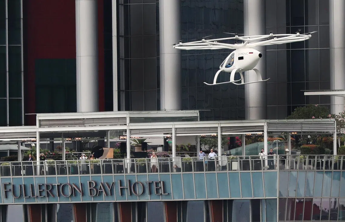 德国Volocopter的空中德士今天中午在滨海湾一带首次试飞，非常成功。（联合早报） 