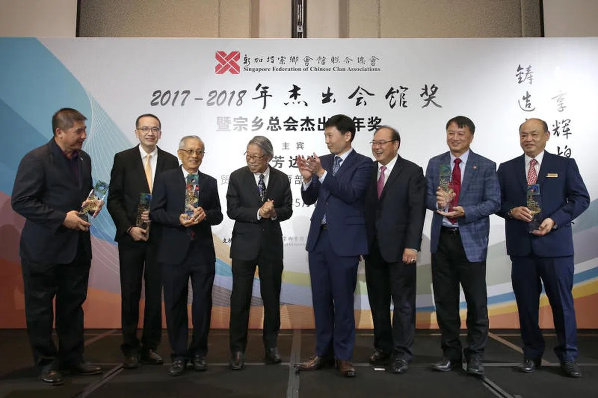  新加坡宗乡会馆联合总会所主办的2017／18年“杰出会馆奖”暨第二届“宗乡杰青奖”，于2019年5月11日在国敦河畔大酒店举行颁奖典礼。本届“杰出会馆奖”得主上台领奖后与主宾互动合影。左起：南安会馆副会长李家宏、晋江会馆会长卜清锺、武吉班让福建公会副主席苏汶通、评审团主席郭振羽教授、主宾徐芳达高级政务部长、宗乡总会会长陈奕福、茶阳（大埔）会馆会长何祥兴，以及永定会馆会长曾宪民。（联合早报） 