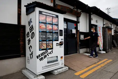 日本每25至30人中，就有约一台贩卖机为他们服务。图为当地一家面店外的牛肉和鱼肉贩卖机。（路透社）