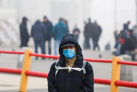 英国近期一项研究显示，原来戴口罩是“时尚穿搭神器”，能增添一个人的性别魅力。（路透社）