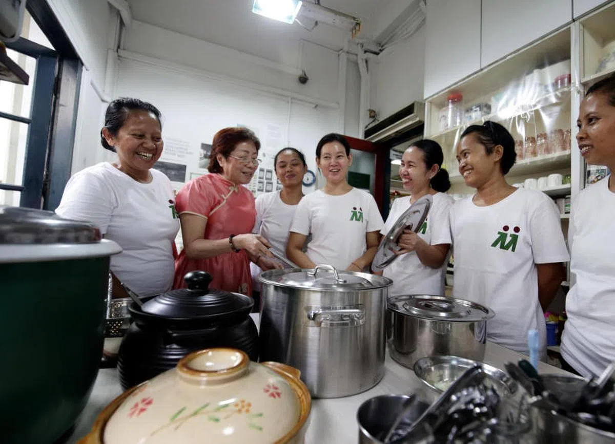  目前很多印尼女佣的债务都是在偿还自己国家的“工作安排费”。（新明日报） 