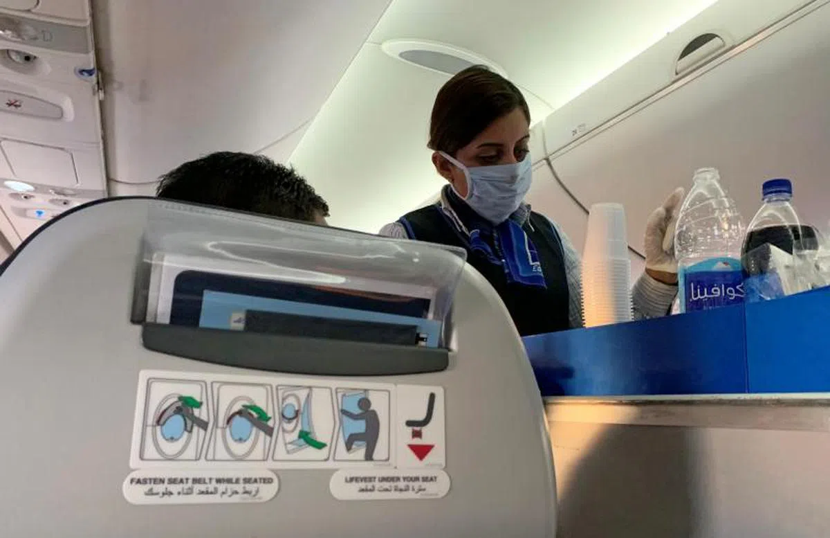  未来航空公司可能强制规定乘客和空服员都必须在机上佩戴口罩。（路透社） 
