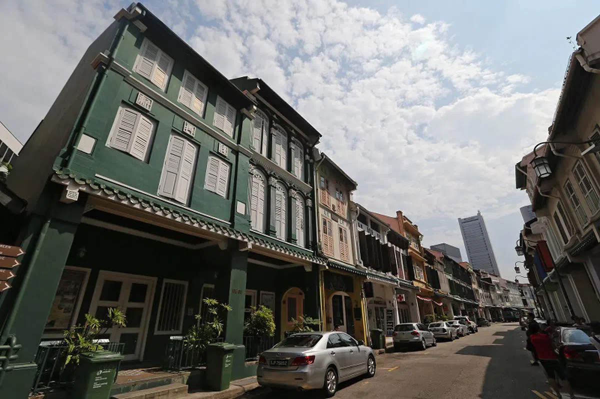  林立于街道两旁的店屋。（海峡时报） 