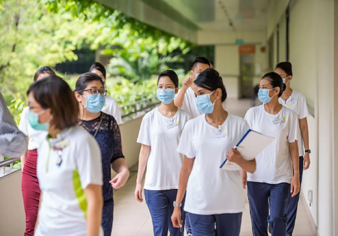 脱下制服，戴着口罩的新航空姐依然难掩她们独有的空服员气质。（邱德拔医院）