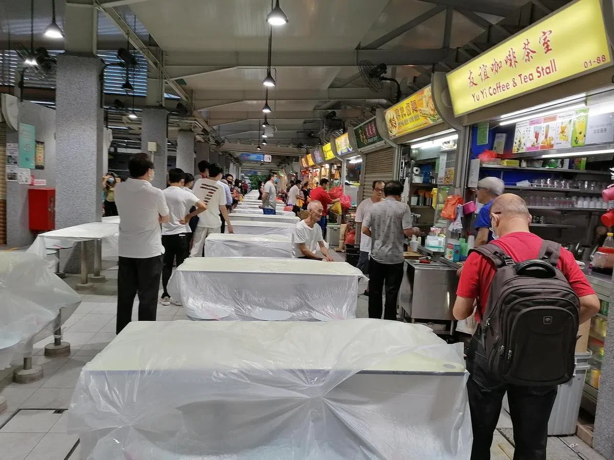  明地迷亚小贩中心一早就出现很多人来打包早餐。（何盈摄） 