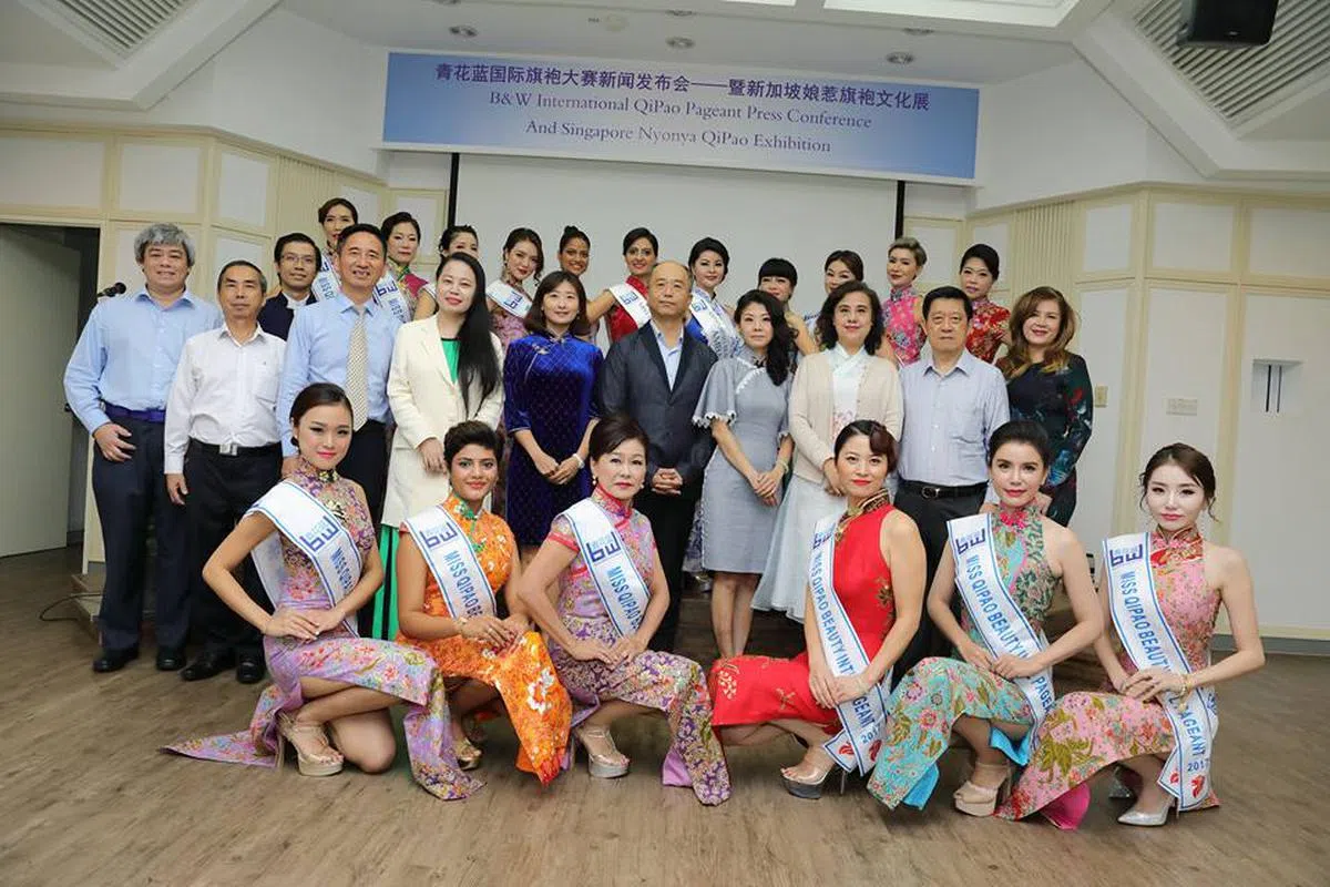  游俊豪（第二排右五）与佳丽合影。（互联网） 