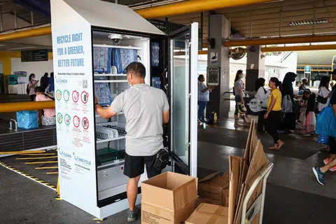 家用式回收箱Bloobox派发首日，设在巴士转换站的自动派发机都领取一空。（联合早报）