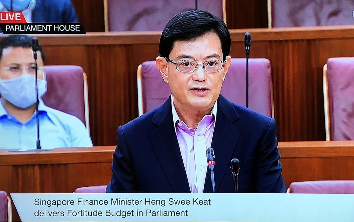 5月26日下午，王瑞杰副总理在国会宣布“坚毅向前”预算案。（国会视频截图）