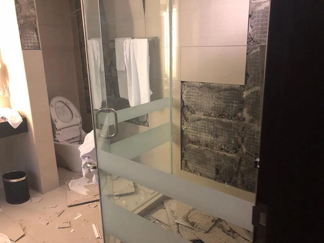 内政部长兼律政部长尚穆根下榻的酒店客房的厕所与浴室在地震后墙上的瓷砖大片脱落，碎了一地。（尚穆根面簿）