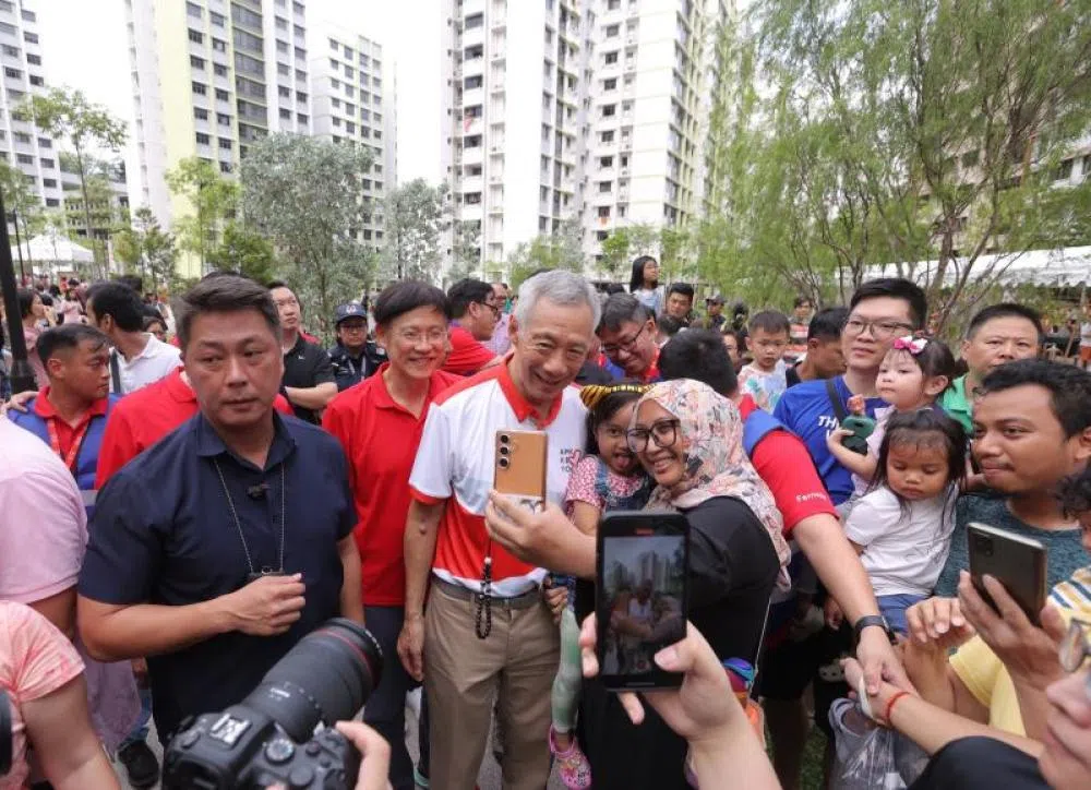 芬维尔区的母亲节庆祝活动，主角是母亲们还是李总理，难说。（取自李显龙总理脸书）