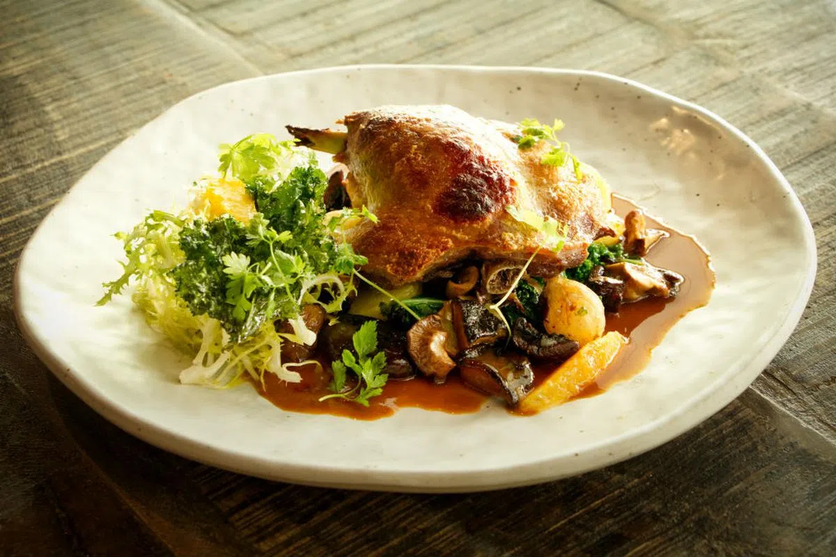  招牌菜：香熏鸭（32元） 