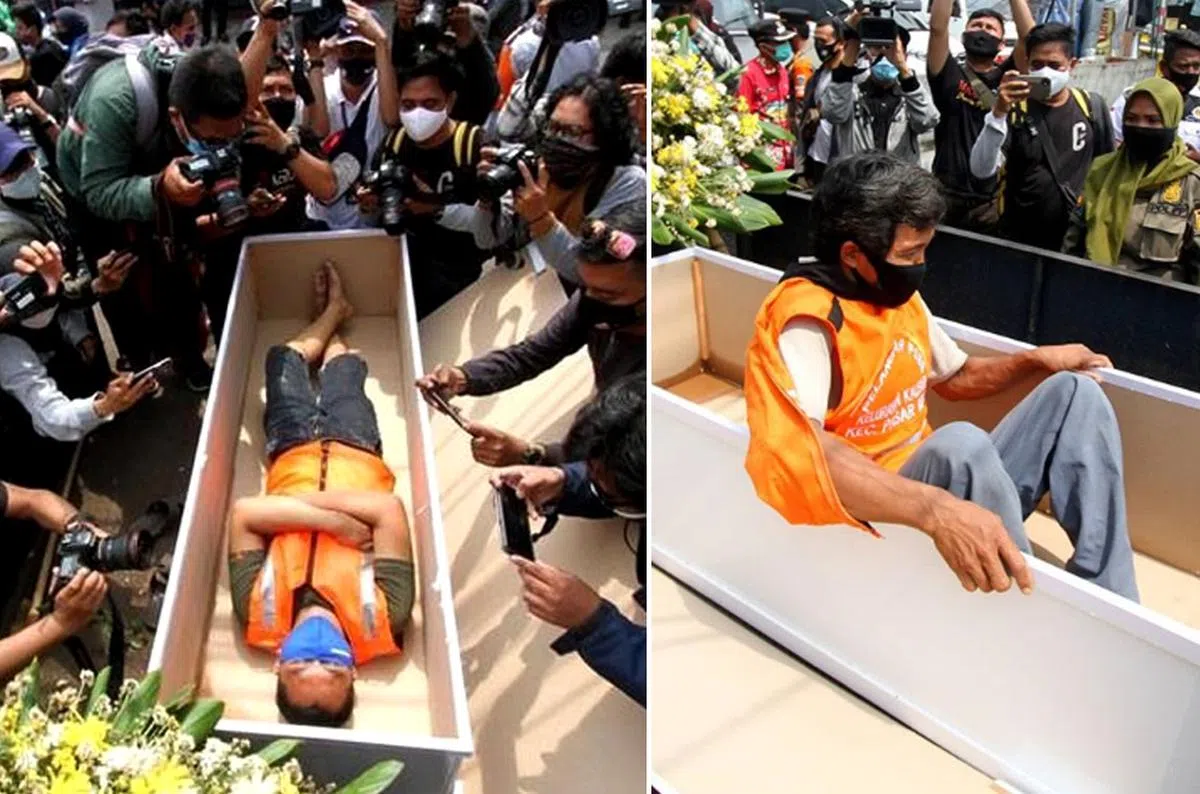  没有戴口罩被罚躺棺材。（法新社） 