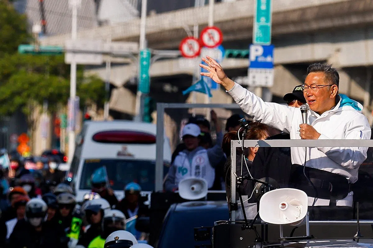 台湾民众党总统候选人柯文哲在竞选活动中向支持者挥手。统计数据显示，年轻选民对柯文哲的支持度远高于老年选民。台湾不到50岁的选民占据半数以上，成为本次大选柯文哲的票仓。（路透社）