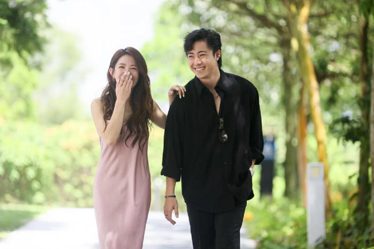 本地电影《流氓驱魔师》的主要演员，本地艺人宗子杰（右）和台湾艺人郭书瑶（瑶瑶）。照片中，他们都笑得很开心。（联合早报）