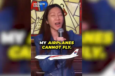 在新加坡出世但已入籍美国的脱口秀演员 Jocelyn Chia 以马航370失联事件揶揄马国的落后，还夹带了许多美式粗话。（脱口秀视频截图）