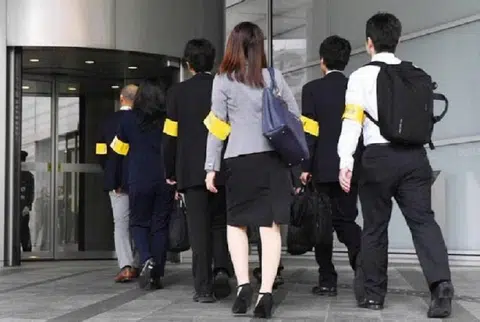 踏进公司前，请确保自己身上没有异味。（日本时报）