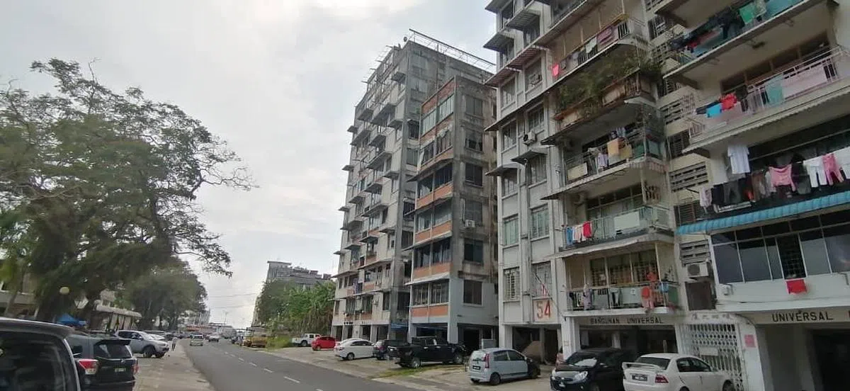 山打根新加坡街上颇为陈旧的六七楼高组屋。（叶孝忠摄）