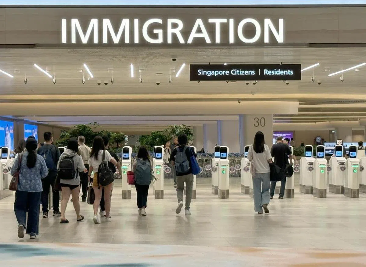 新加坡规定携带超过2万新元出入境必须向当局申报。（联合早报）