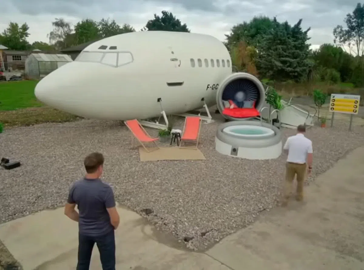 另一边的飞机引擎整流罩被改装成户外沙发。（Steven Northam脸书）