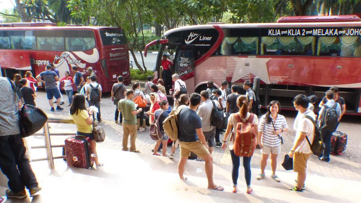  在新加坡工作的马国公民抢票回乡投票。机票价格高涨，促使更多人选择乘搭长途巴士。（互联网） 