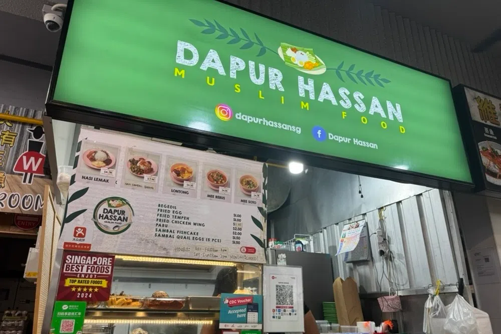 新加坡国家足球队前守门员哈山和家人开的档口，招牌上也包括档口的Instagram和脸书账号名称，以便与顾客保持联系。