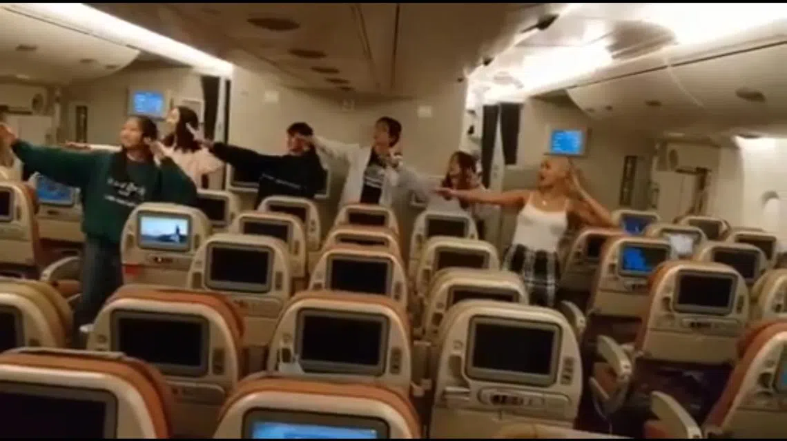 6名新加坡学生在机上集体表演传统瓦依阿塔毛利民歌（waiata）舞蹈，为新航空服人员打气。（视频截图）